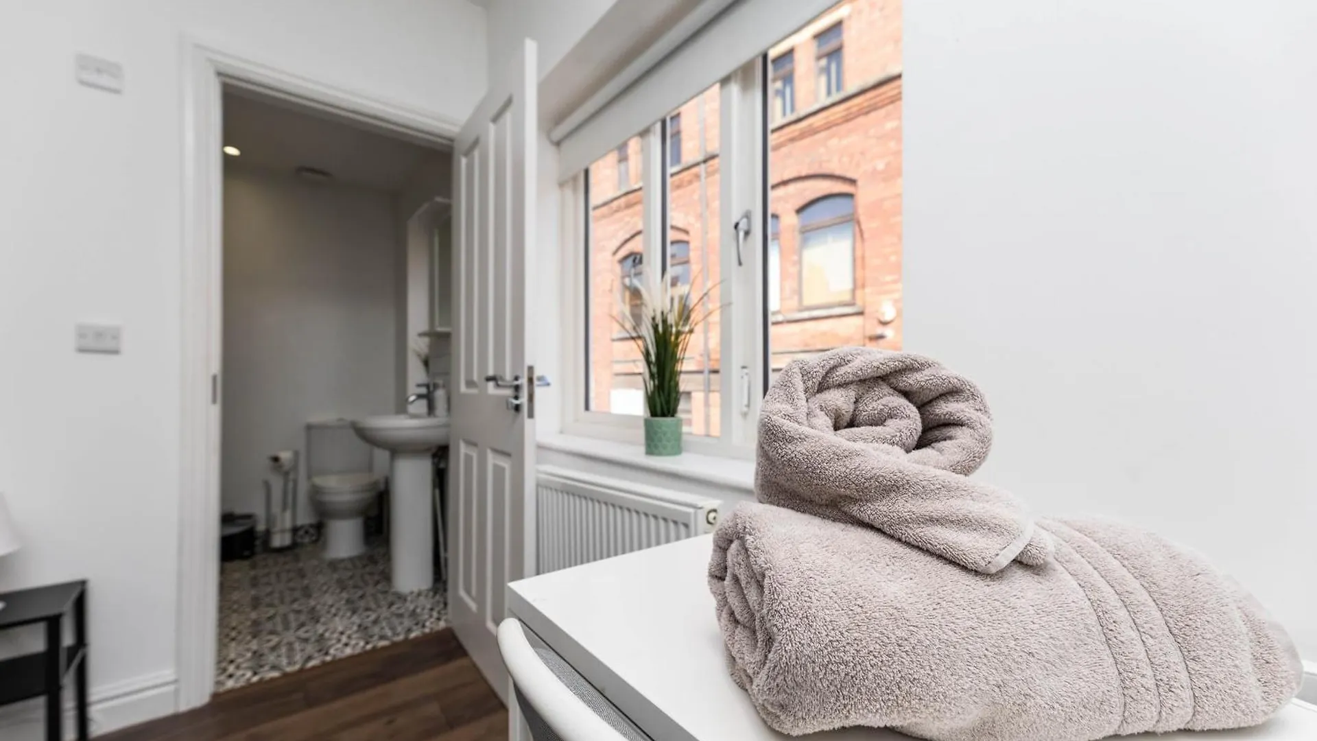 2 Bedroom City Centre House With Ensuite Next To Music Arena 리즈 아파트